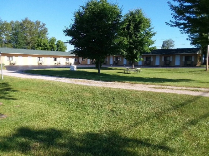 Lakes-N-Trails Motel