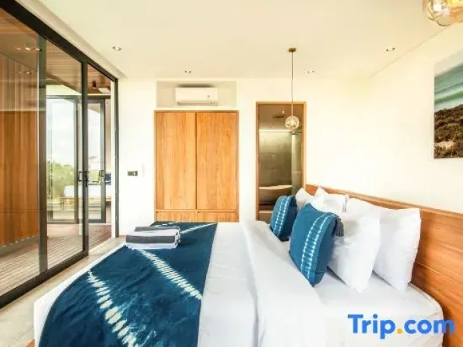 5 Bedrooms Villa