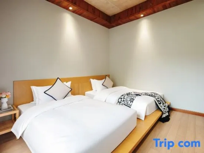 Standard Twin room with balcony