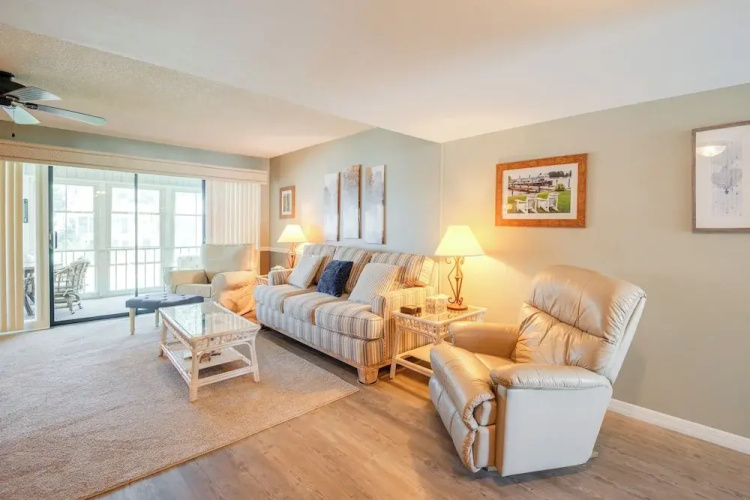 Pool Access & Lanai: Riverfront Welaka Condo!