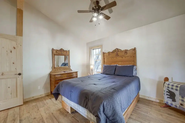 'lavender Lodge' Mountain-view Pine Cabin w/ Deck