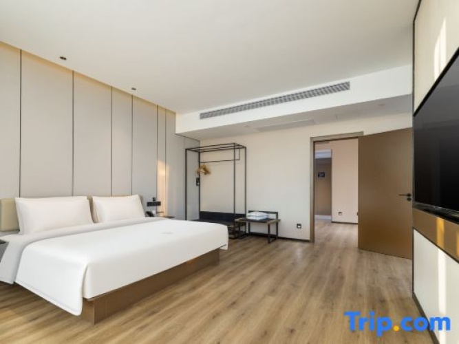 Suite with lake view