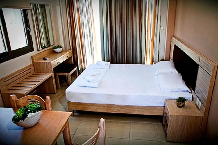 Standard Double room with partial sea view
