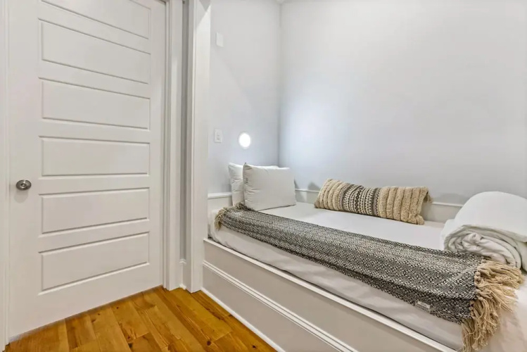 Chic 4 BR Condo - Large Pool - Perfect Location