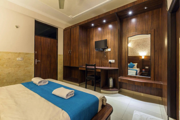 Zo Rooms MI Road