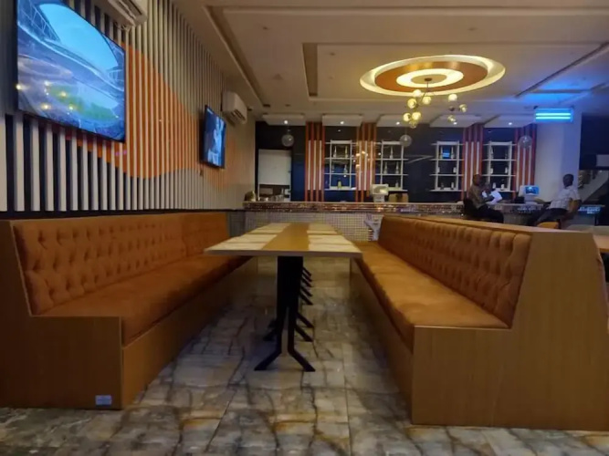 GlassTop Lounge