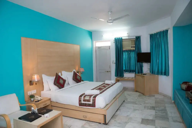 OYO 10323 Hotel Gorbandh