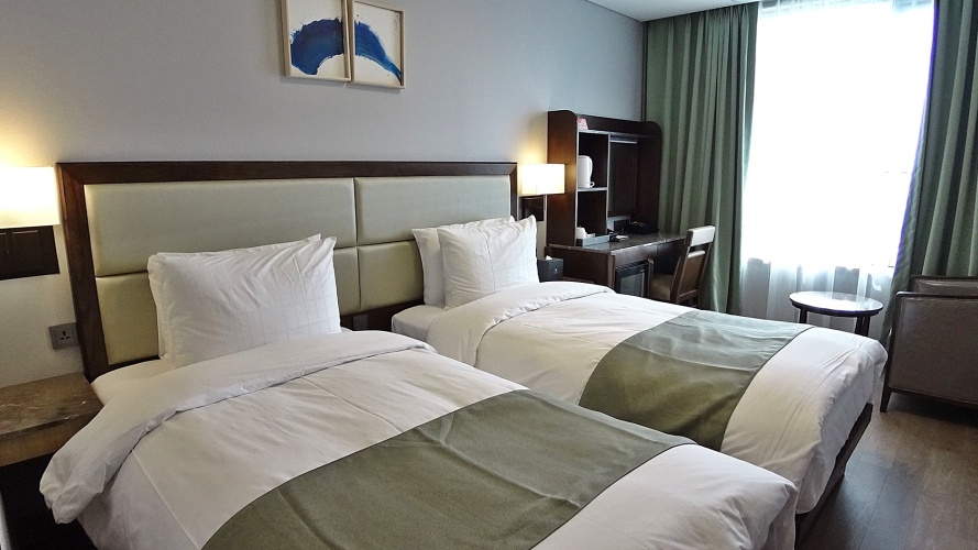 Standard Twin room with harbour view