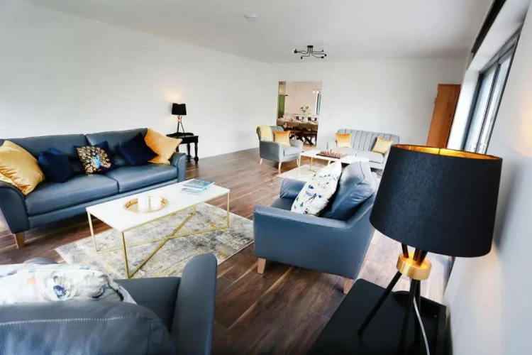 Luxury 6 Bedroom Spiddal Villa, Jacuzzi, Balcony
