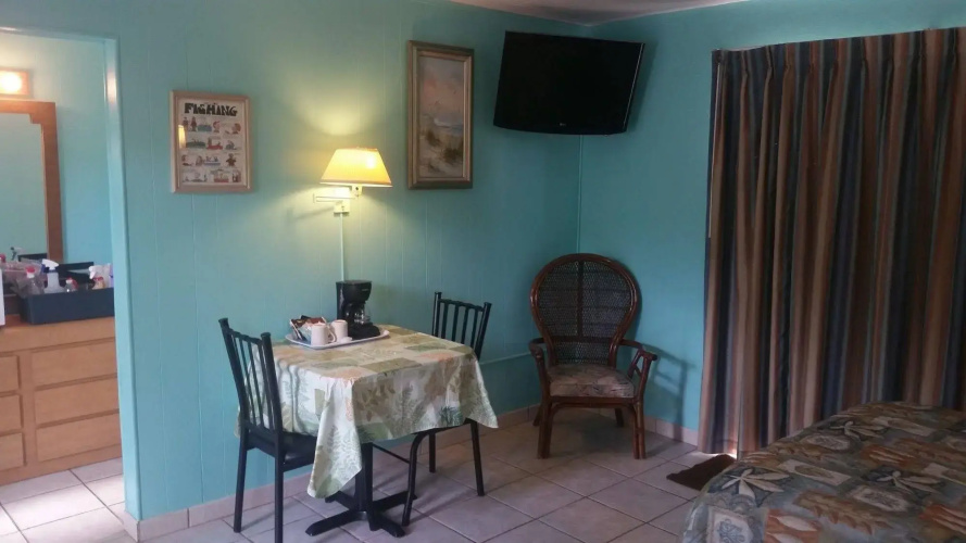 Royal Hawaiian Motel/Botel