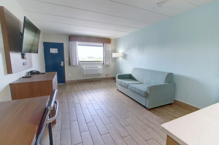 Deluxe Suite with pool view