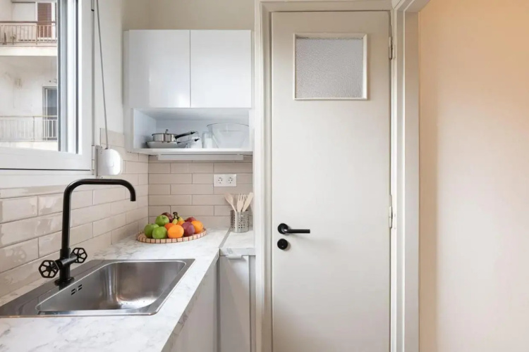 Studio with sunny balcony in Exarcheia