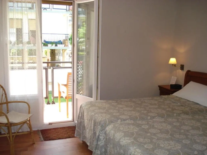 Standard Twin room with partial sea view