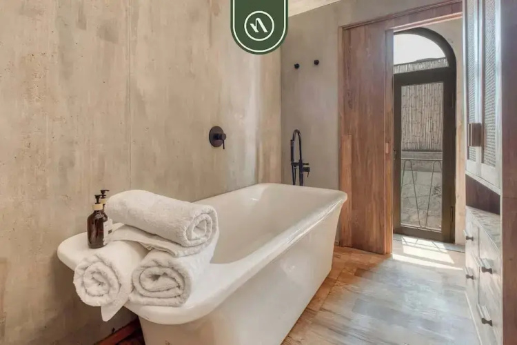 Luxury 1 BR Condo in Downtown - AC - Peaceful