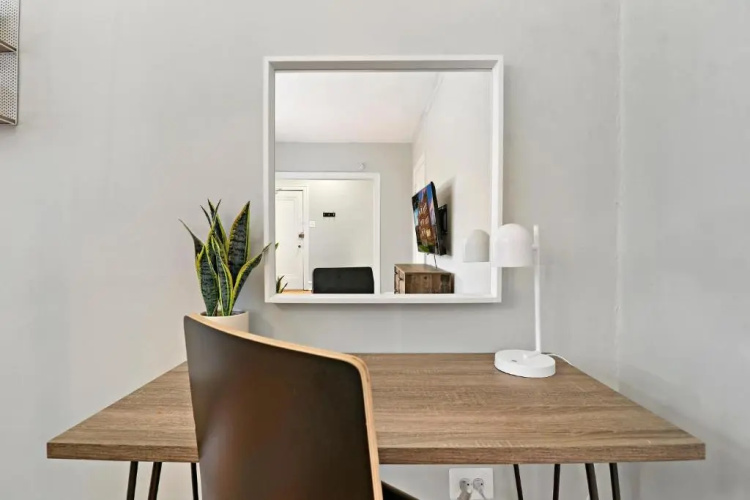 Simple and Roomy 1BR Apt in Evanston
