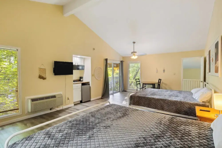 Studio Room w/ Pools, Private Deck -close to Water