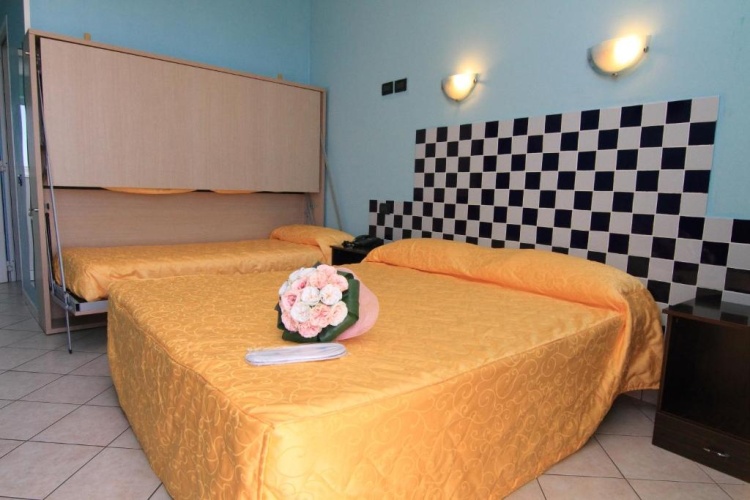 Standard Triple room