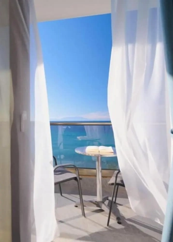 Standard Triple room with balcony and with partial sea view