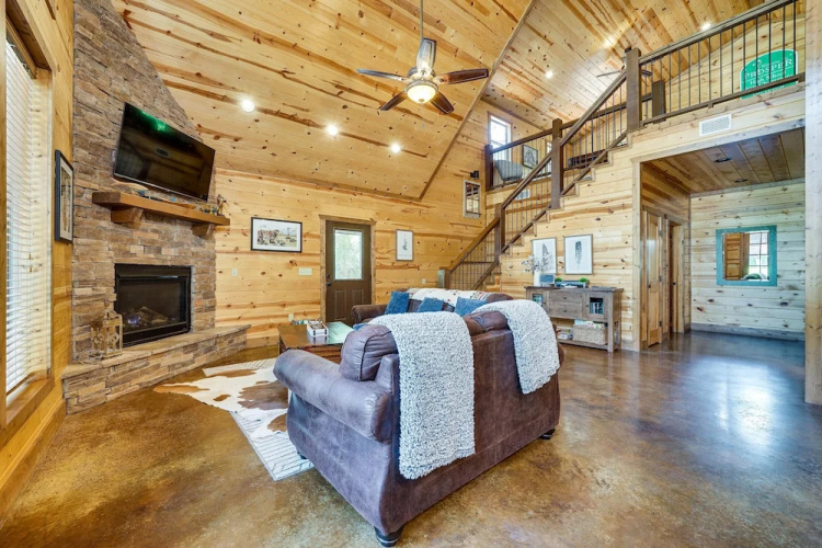 Hot Tub & Fire Pit at Broken Bow Cabin!