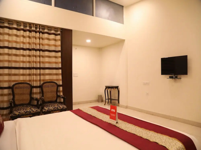 OYO 11889 White Hall