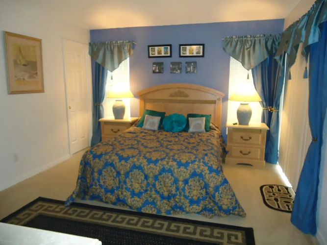 Captivating 4-Bed Villa in Four Corners