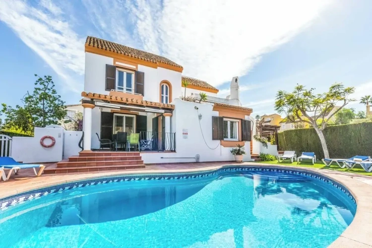 4 Bedrooms Villa