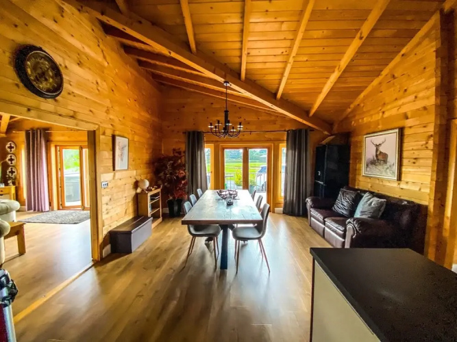 Sleeps6- Hot Tub- Pet Friendly- Log Burner