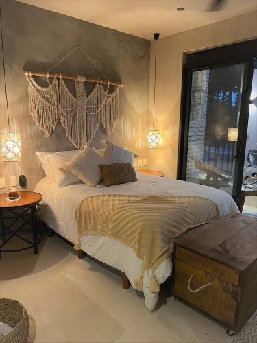 Stylish and Bright Studio Near the Pool