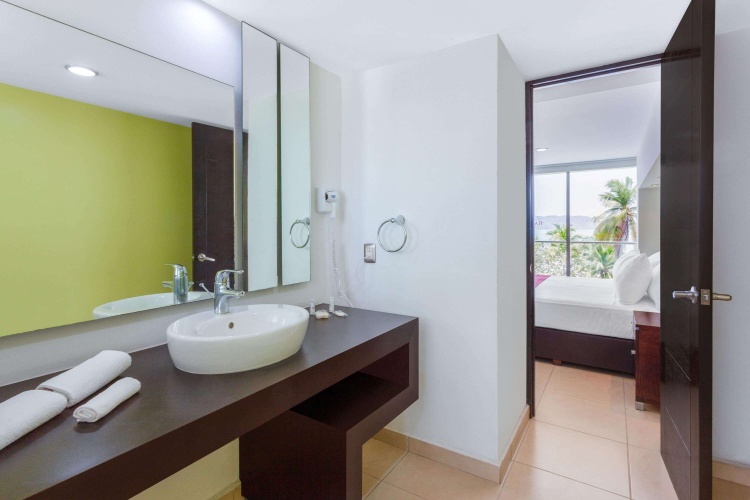 Ramada by Wyndham Acapulco Hotel & Suites photo 12