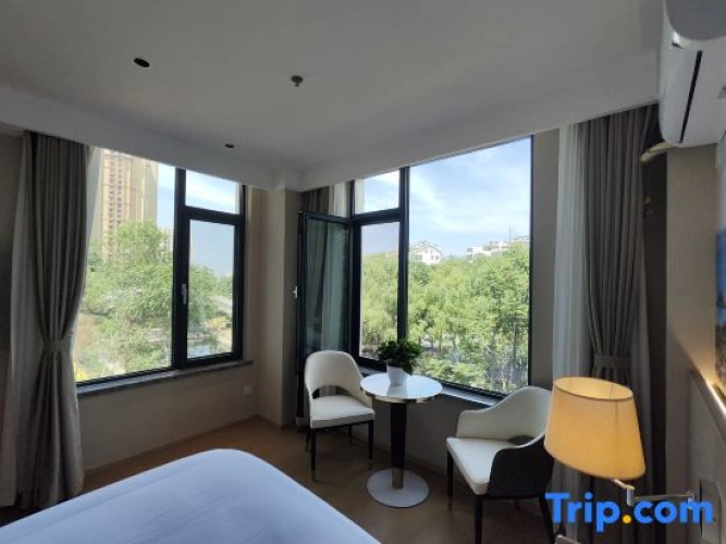 Standard Twin room with river view