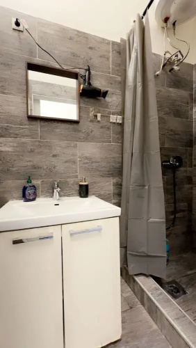 Budget 1BR Apt with Living Room AKH