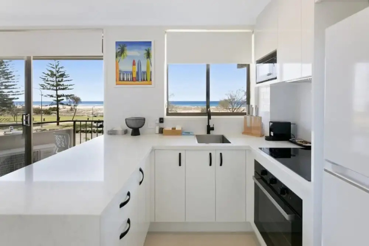 Beachfront Studio With Balcony & Stunning Views