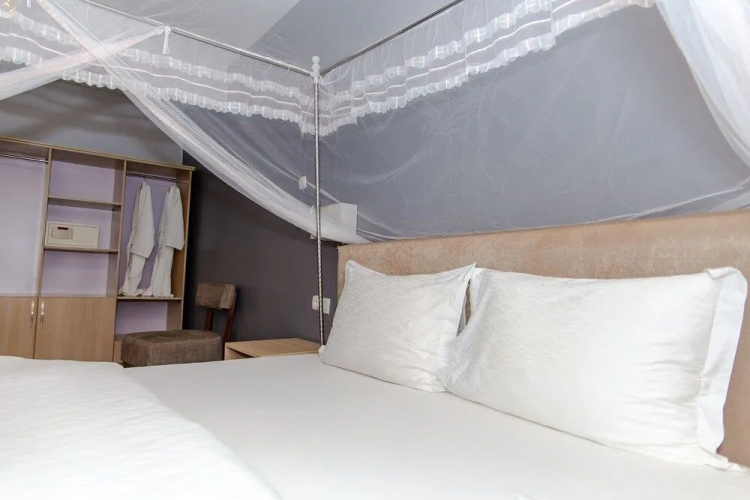 La Villa Cafe & Suites
