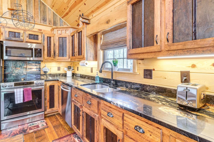 Hot Tub + Fire Pit: Dog-friendly Cabin in Murphy!