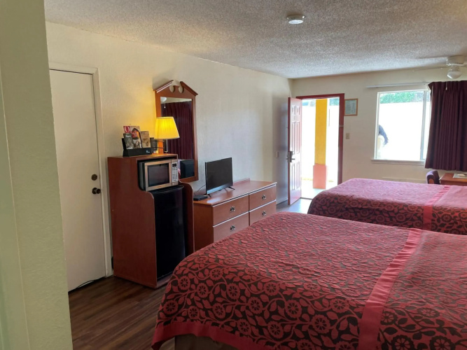Days Inn & Suites by Wyndham Marshall