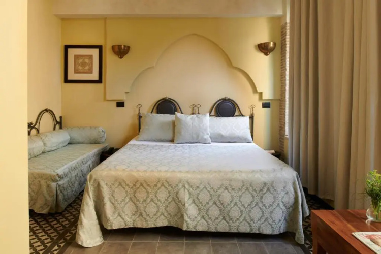 Palm Gallery Hotel