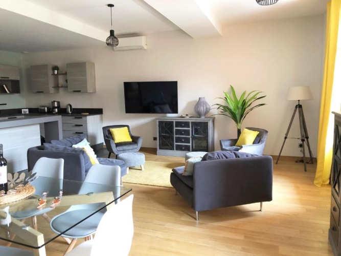 3 Bedrooms Apartment