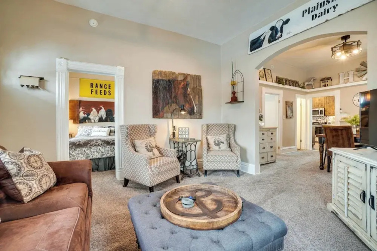 Walk to University: Dtown Laramie Home!