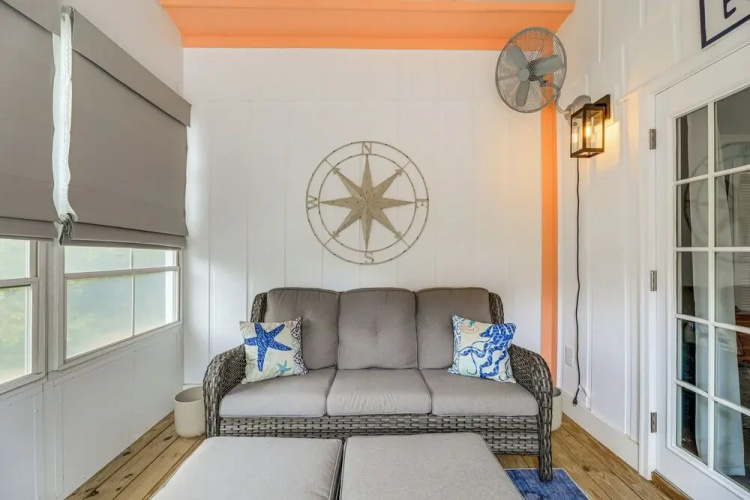 Emerald Isle Beach House: Walk to the Sand!