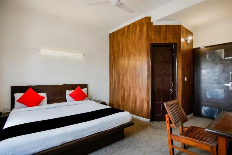 Capital O 25053 Hotel Devi Palace