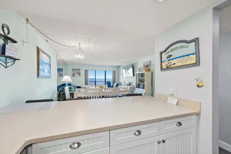 Mariner 1 3M Oceanfront 2BR Condo, Balcony Views & Modern Comfort