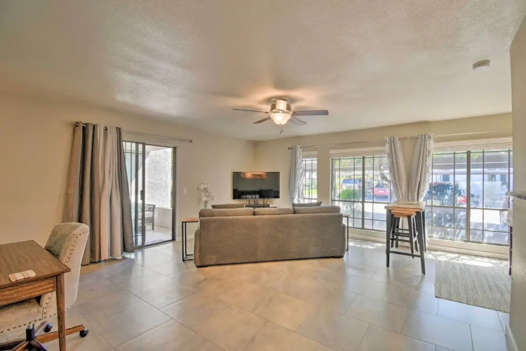 Sleek Phoenix Condo: Walk to Biltmore Fashion Park