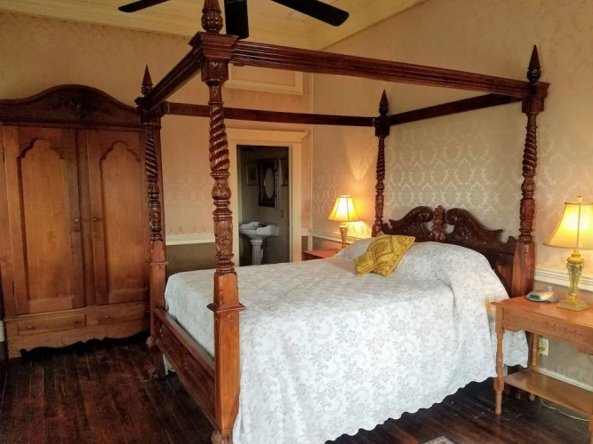 Iron Horse Hotel