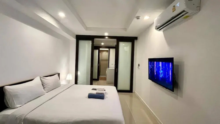 6-15 - 1 Bdr Condo With Balcony and Shared Pool