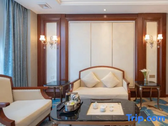 Vienna Classic Hotel (Jieyang Huilai Kuihe Avenue Longjiang)