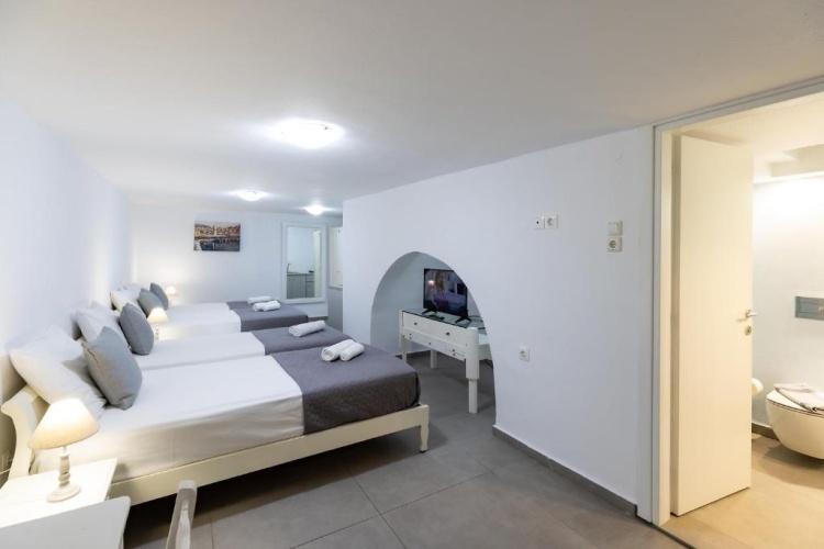 Standard Quadruple Basement room