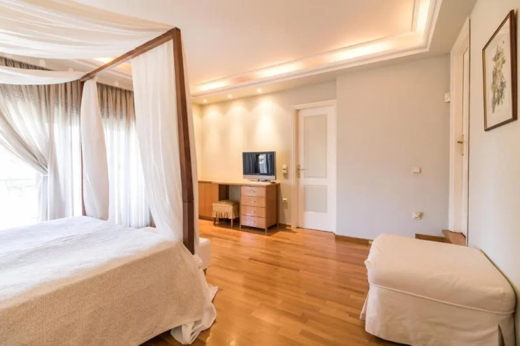 4 bdr Villa with Private Pool in Glyfada