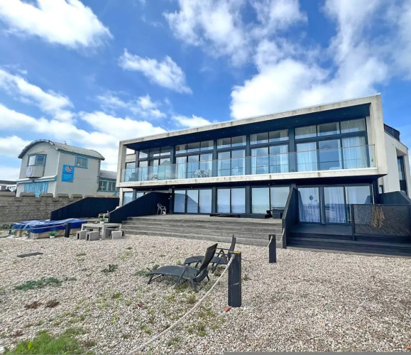 Beachfront Penthouse 4 Bedroom in Hythe