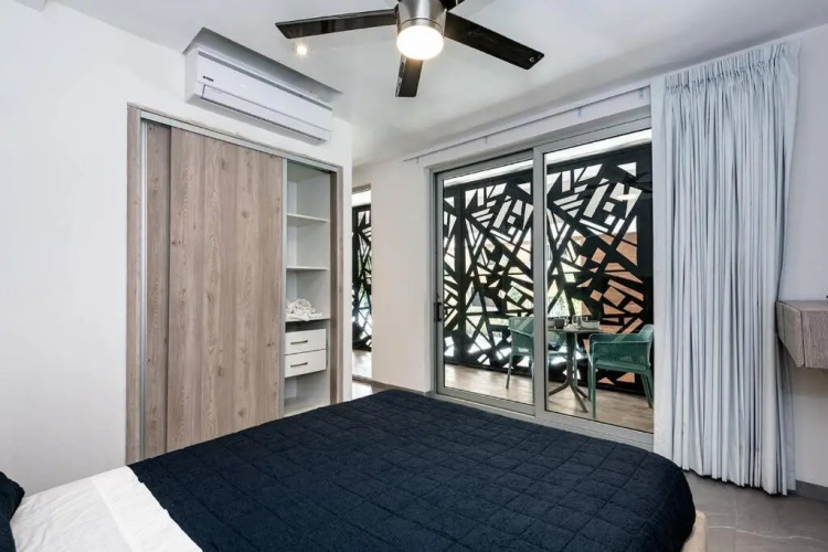 G05S Vic Luxury Studio in downtown walking to the beach