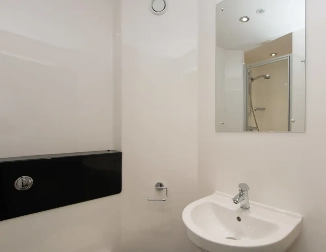 5 Bedrooms Sextuple Apartment